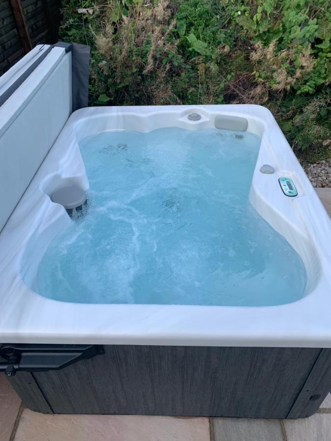 오반 Red Squirrel Pod With Hot Tub 빌라 외부 사진