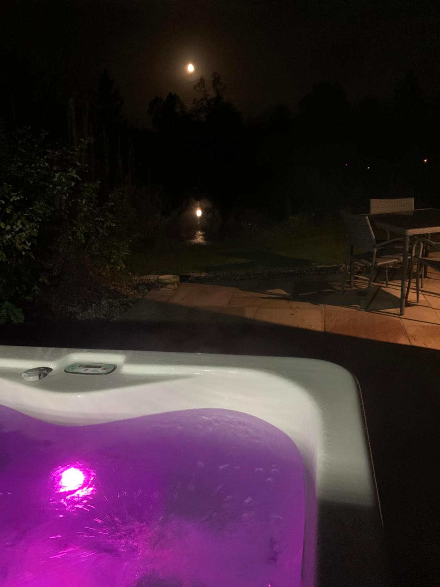오반 Red Squirrel Pod With Hot Tub 빌라 외부 사진